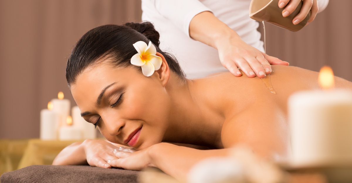 Una persona si fa fare un massaggio con un olio