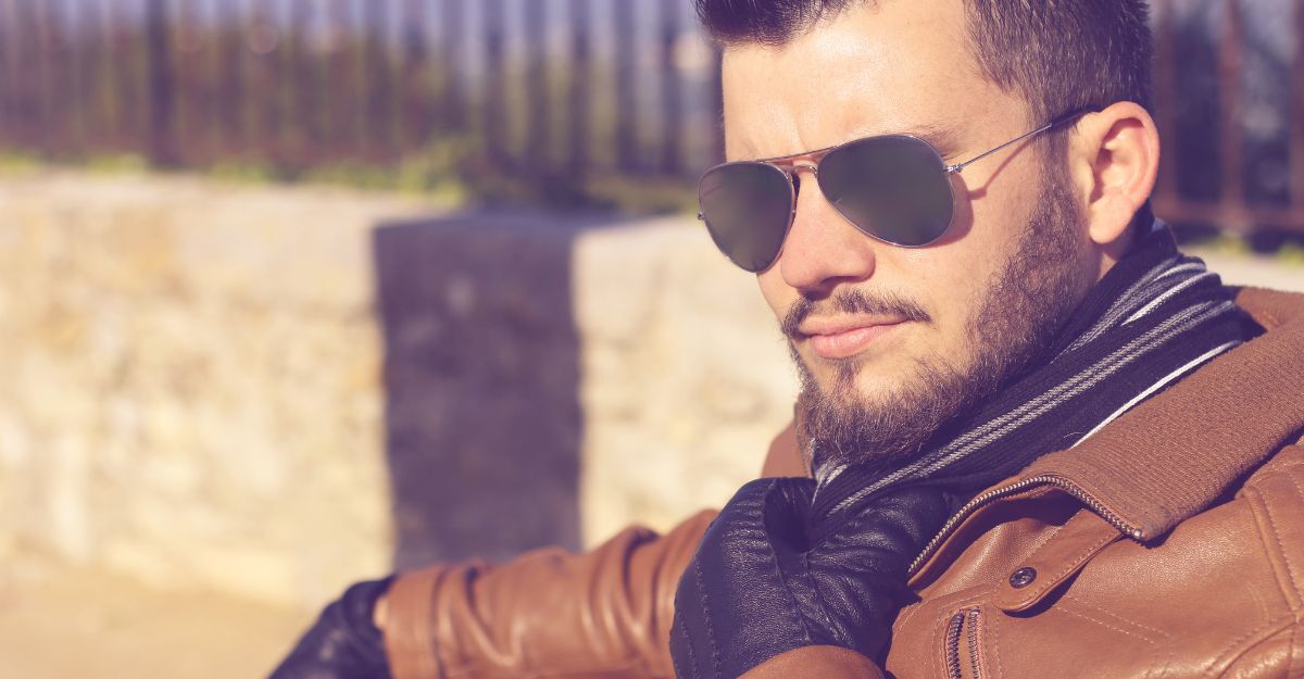 Un uomo con degli occhiali da sole aviator