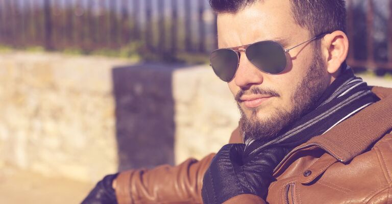 Un uomo con degli occhiali da sole aviator