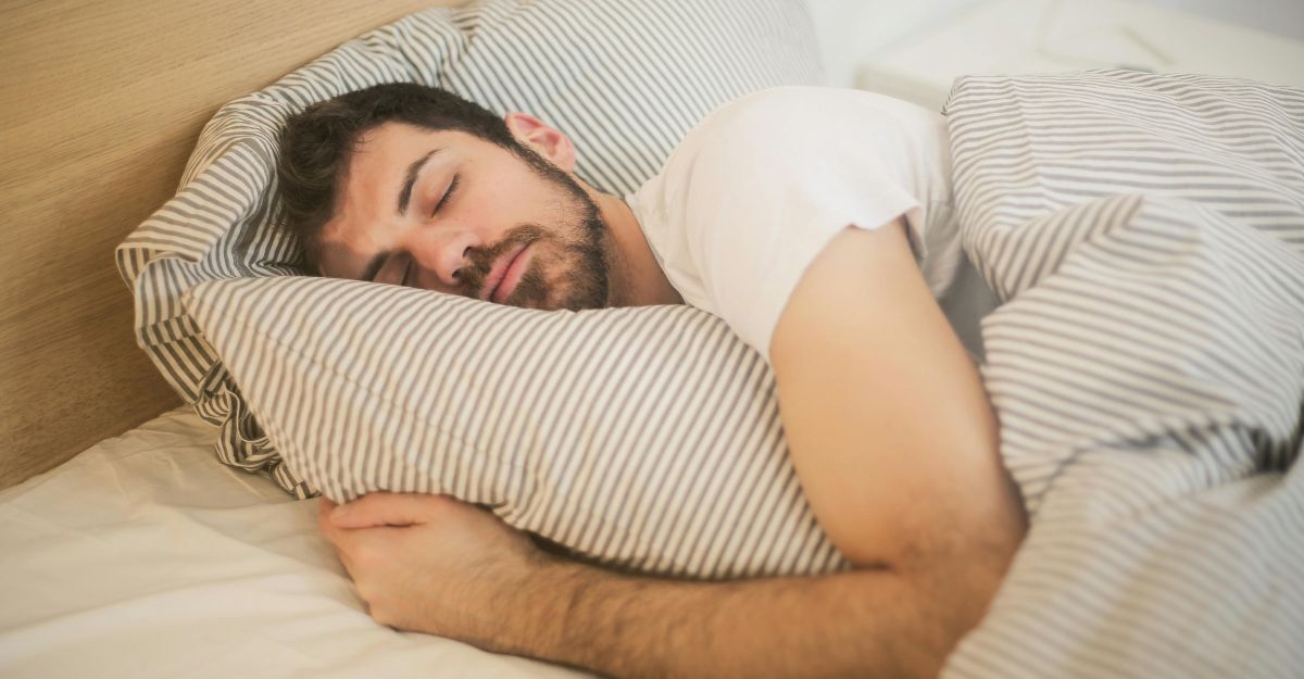 Uomo che dorme col cuscino abbracciato