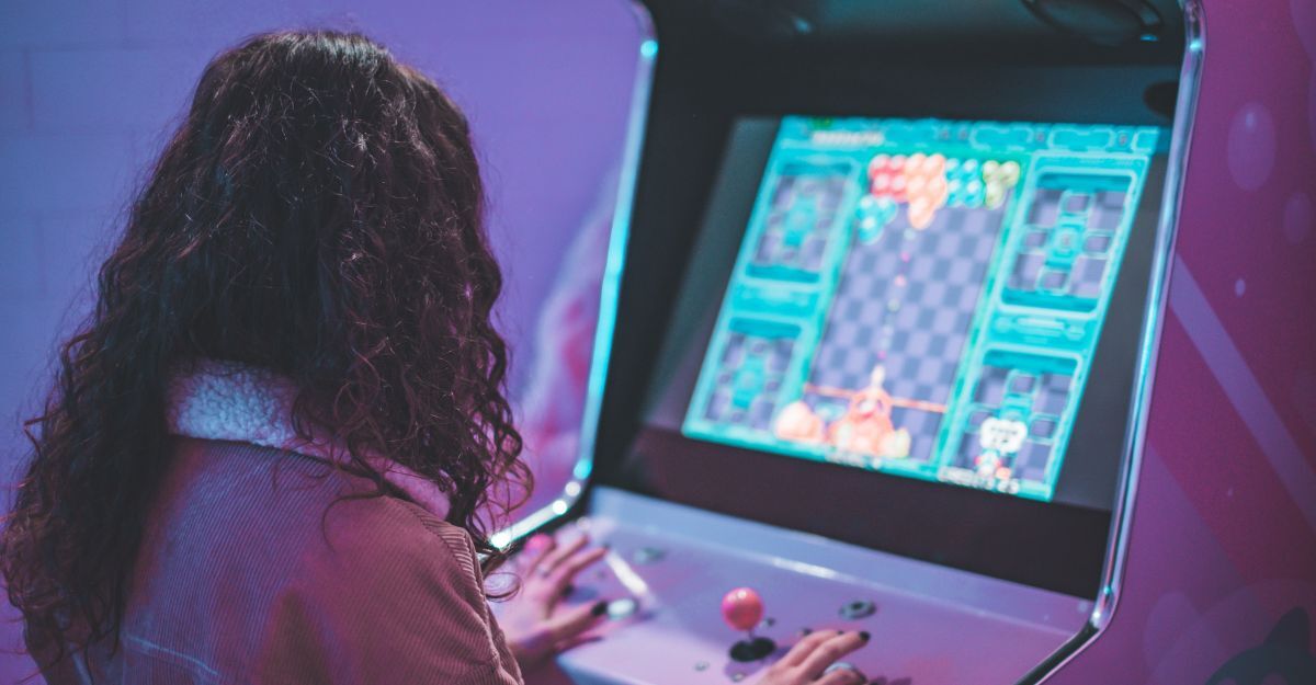 Una ragazza gioca ad un vecchio videogioco retrò