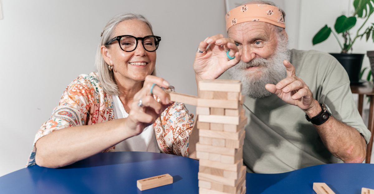 Due persone anziane che giocano