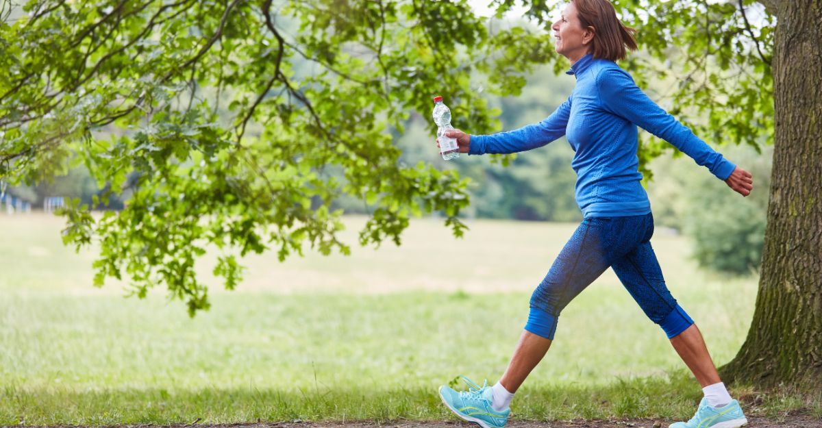 Una donna che cammina nella natura
