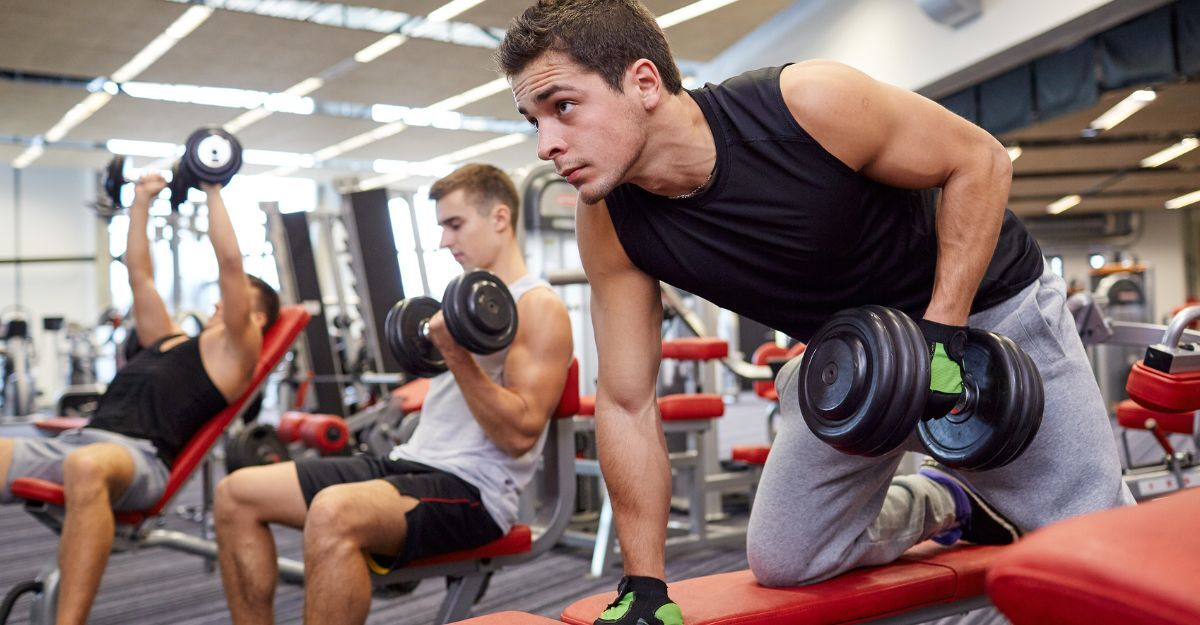 Dei ragazzi in palestra con i pesi