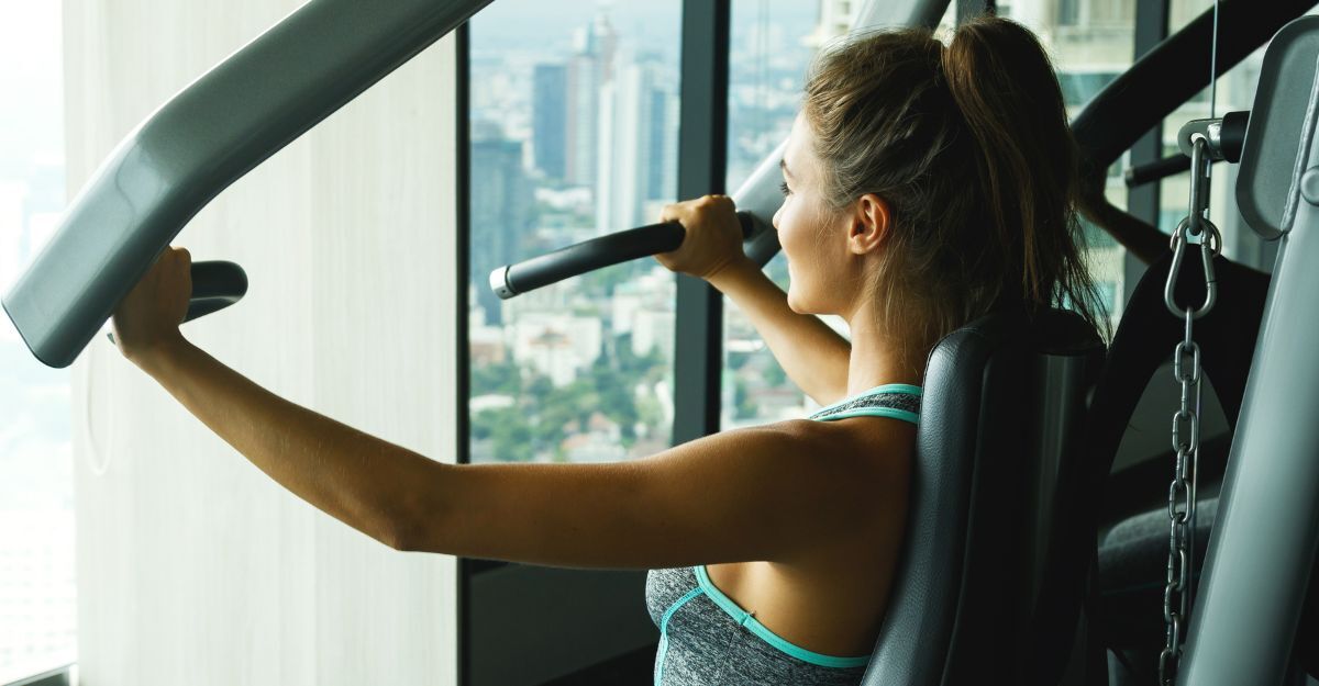 Una ragazza in palestra