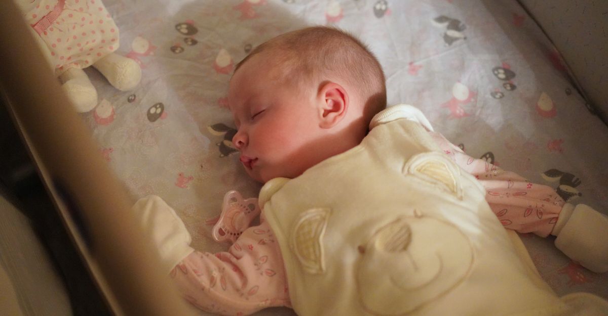 Neonato che riposa nel lettino