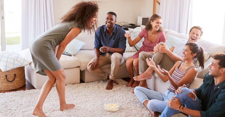 Gruppo di amici adulti che giocano