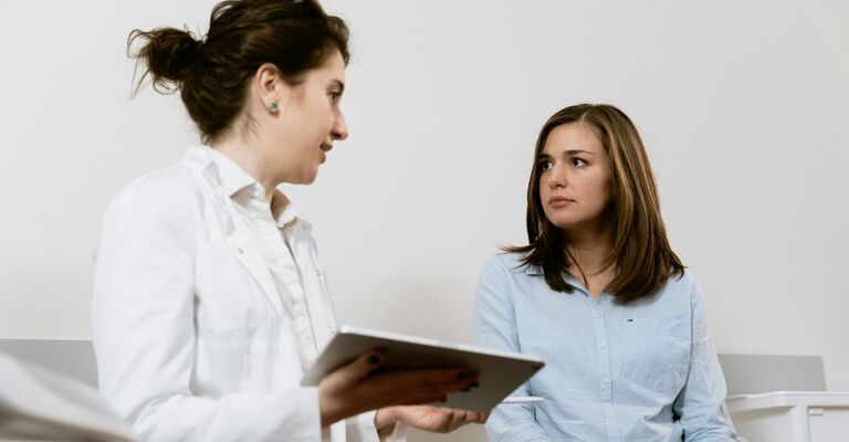 Dottoressa mostra risultati alla paziente