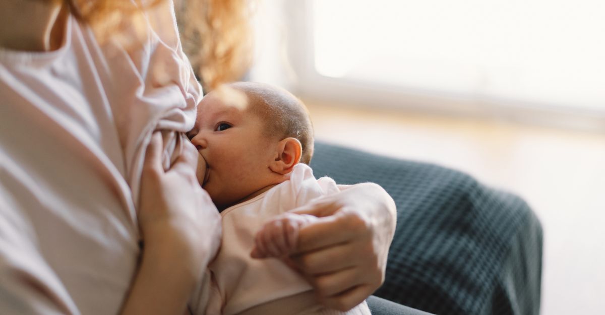 mamma allatta bimbo al seno