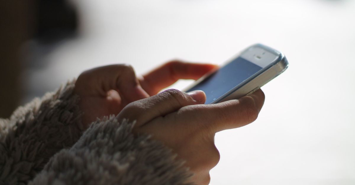 Una persona con il cellulare in mano