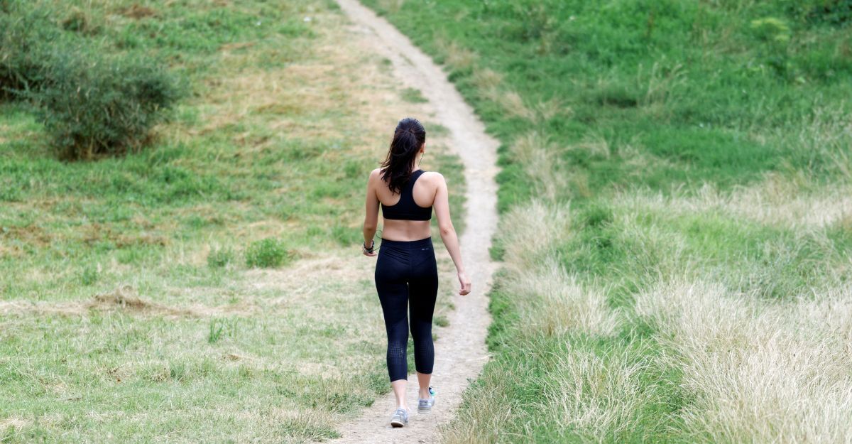 Una donna che cammina nella natura