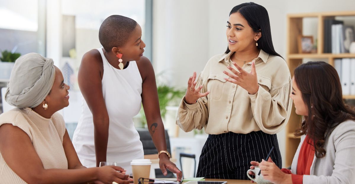 Donne in gruppo che parlano
