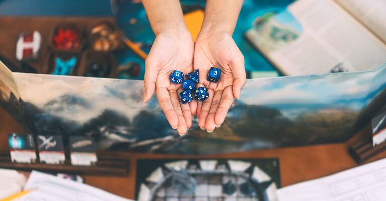 donna-che-tiene-in-mano-i-dadi-di-d&d