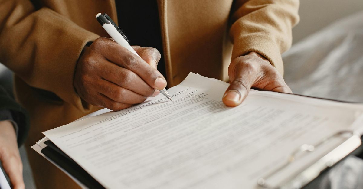 Persona firma fogli legati al mondo legale