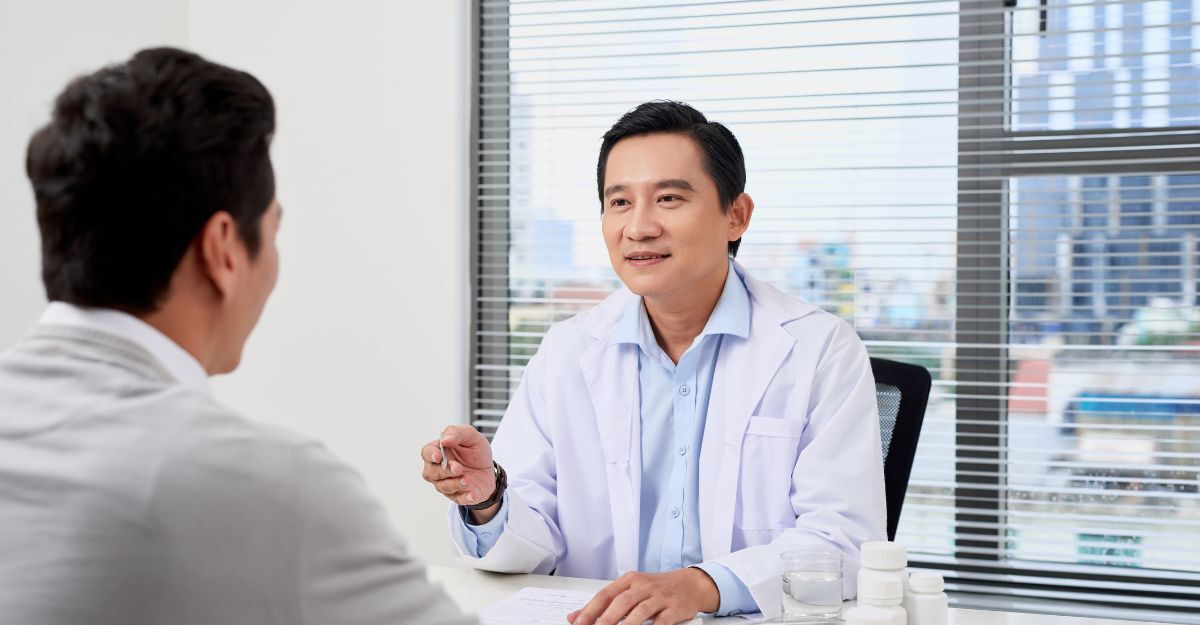 Una persona parla con un medico