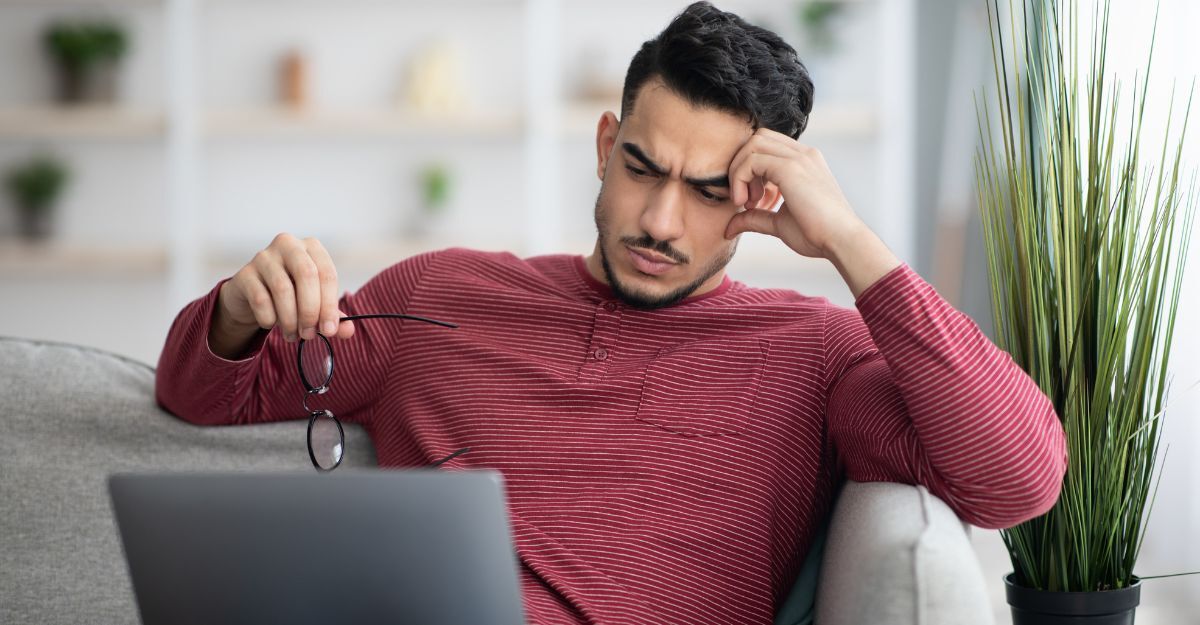 ragazzo pensieroso lavora al portatile
