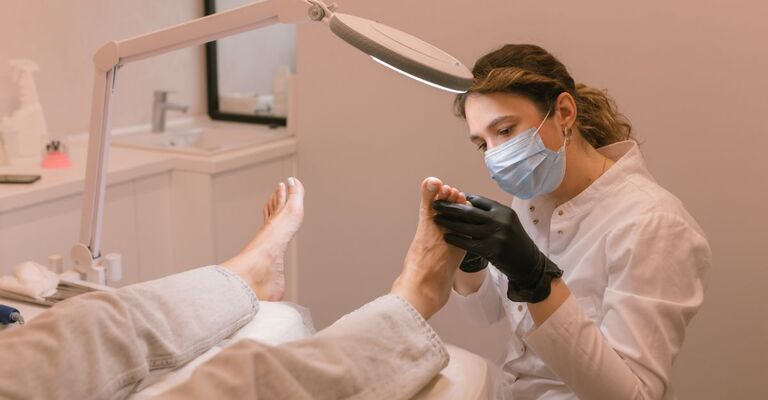 donna si fa curare dalla podologa