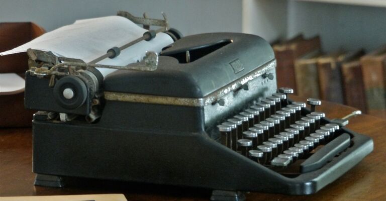 Una macchina da scrivere