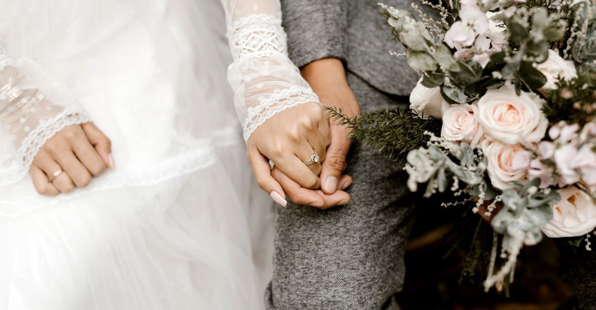 Due sposi si tengono per mano
