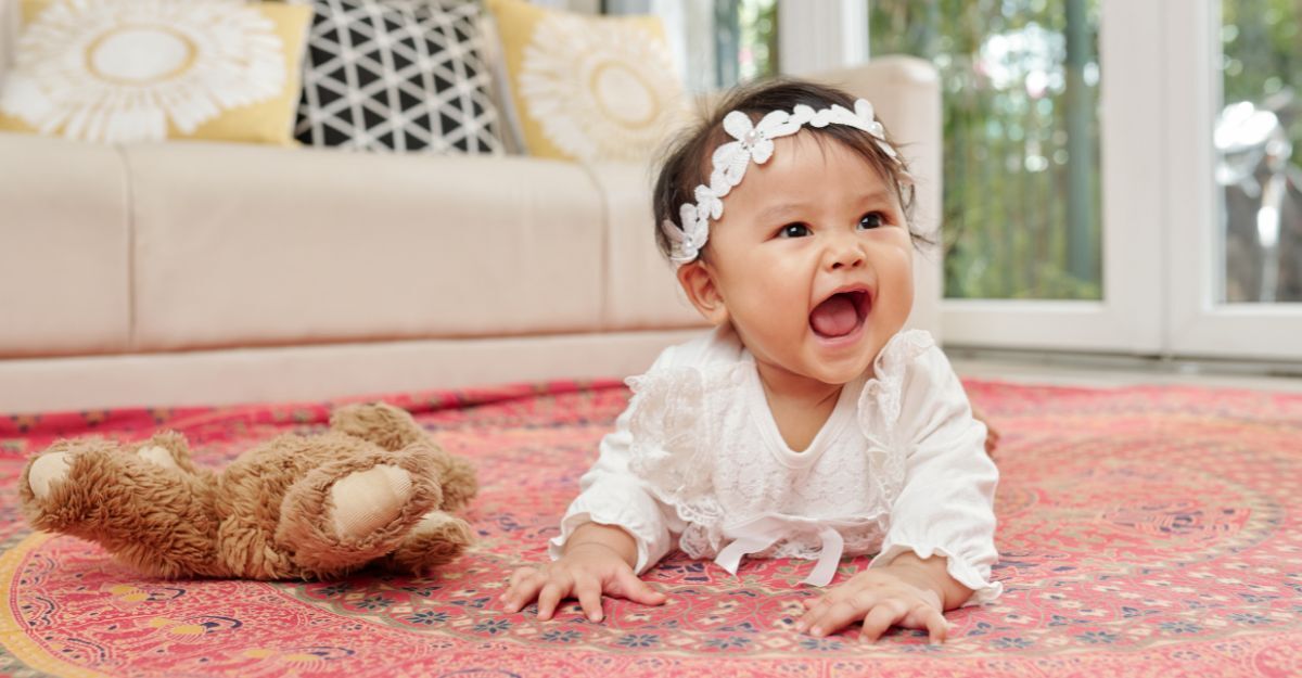 Qual è il significato del nome Gioia? Bambina che gioca sul tappeto