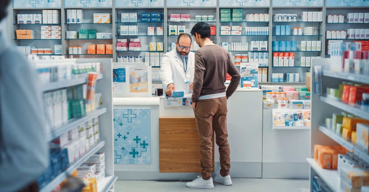 ragazzo in farmacia parla col farmacista