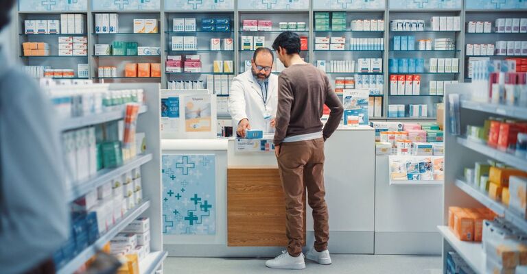 ragazzo in farmacia parla col farmacista