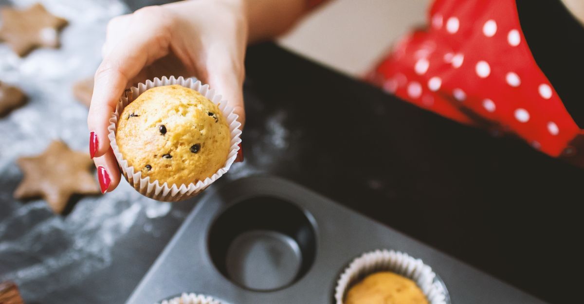 Un muffin con gocce di cioccolato
