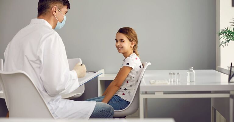 medico fa vaccino a bambina