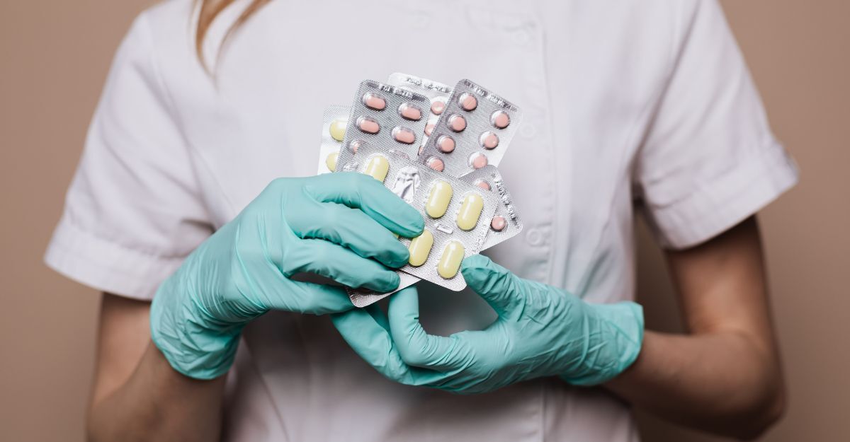 Operatrice sanitaria ha in mano dei famaci indossando dei guanti