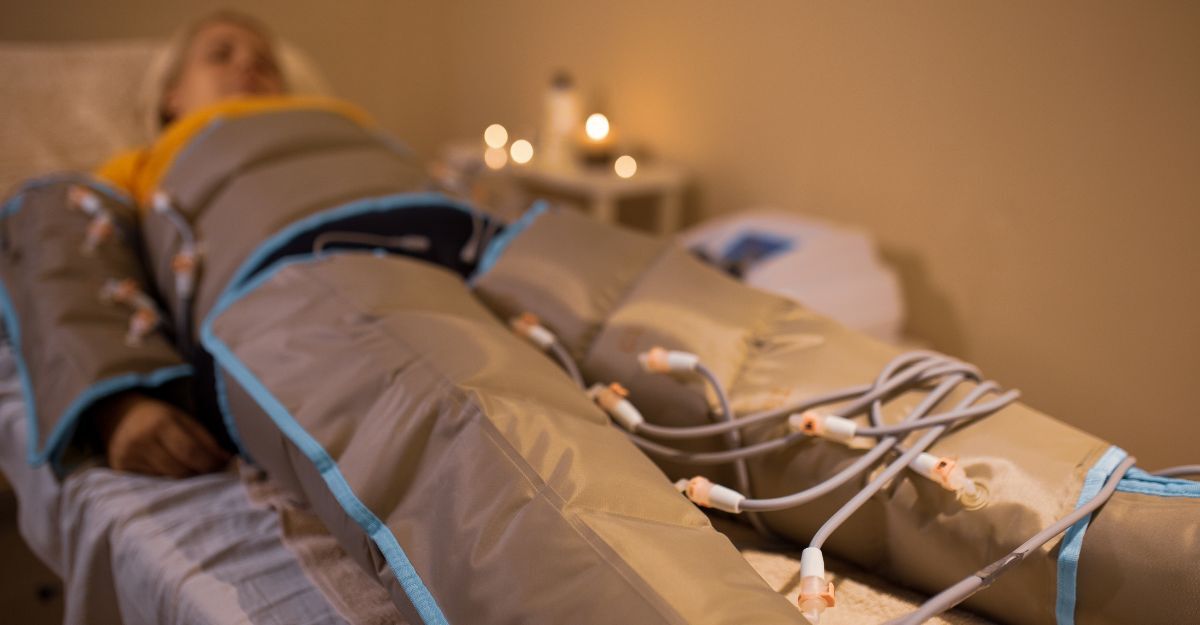 Una donna durante la pressoterapia