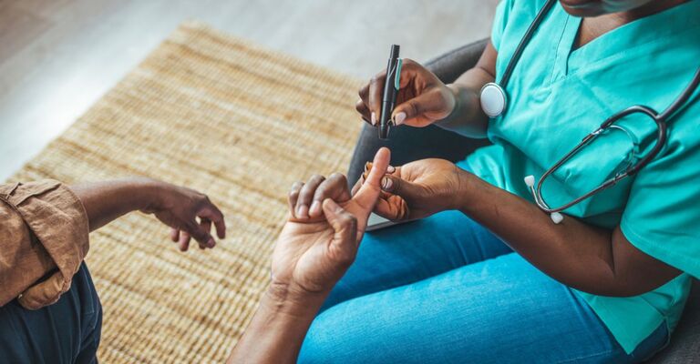 medico misura la glicemia ad un paziente