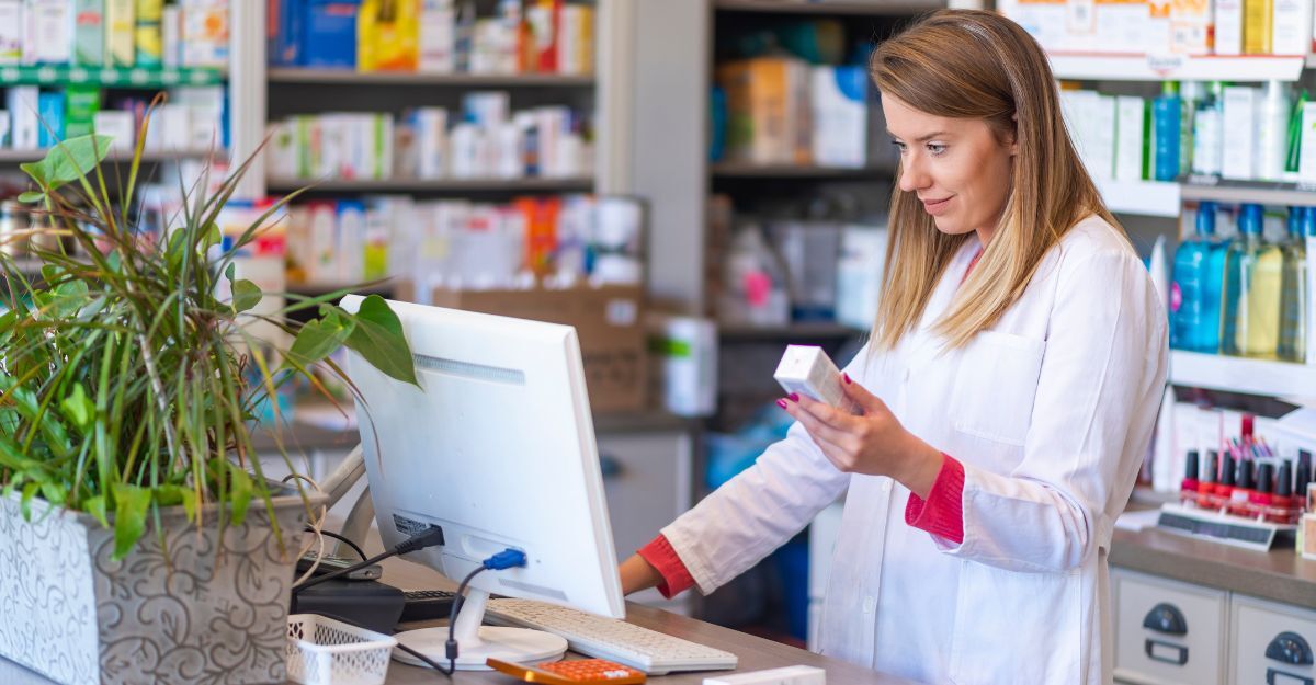 Farmacista che controlla farmaco al bancone