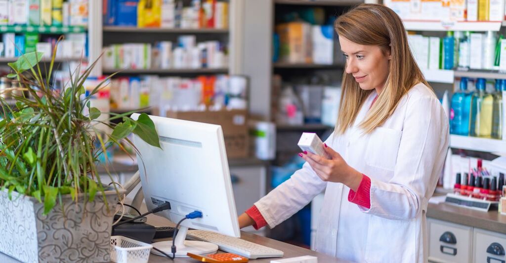 Farmacista che controlla farmaco al bancone