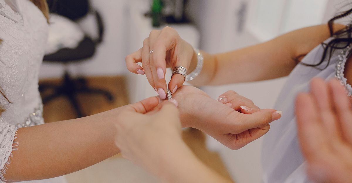 Una testimone di nozze con la sposa