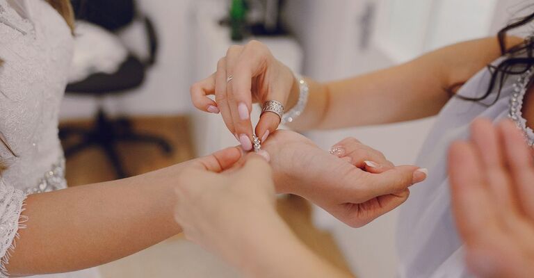 Una testimone di nozze con la sposa