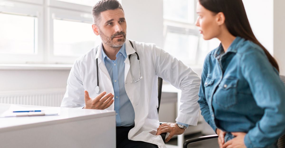 donna dal medico con colore al basso ventre