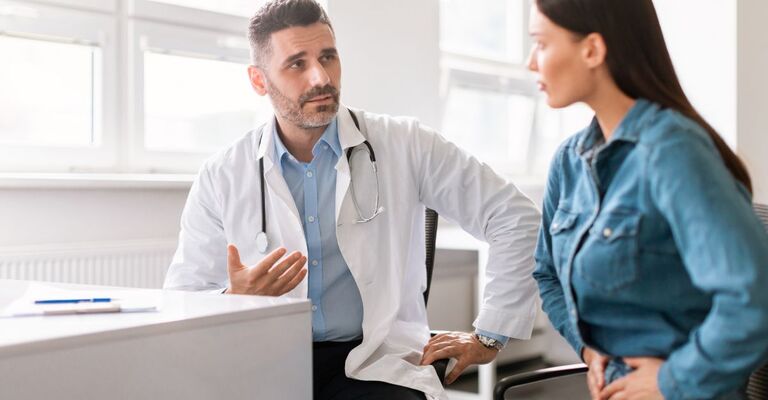 donna dal medico con colore al basso ventre