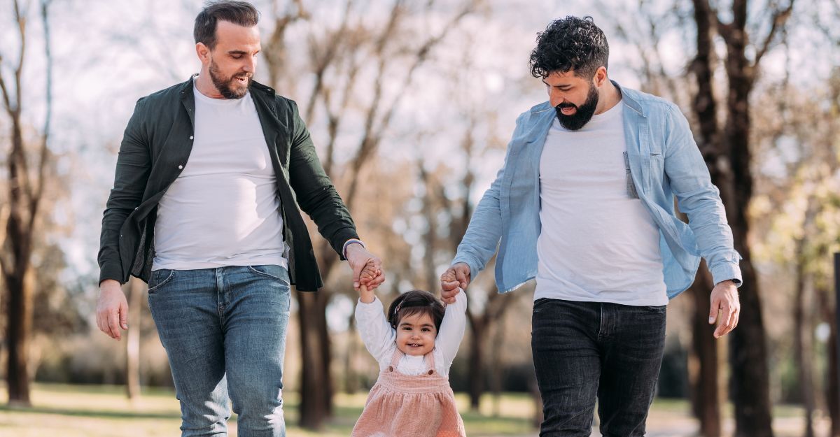 coppia di genitori omosessuale giocano con loro figlia