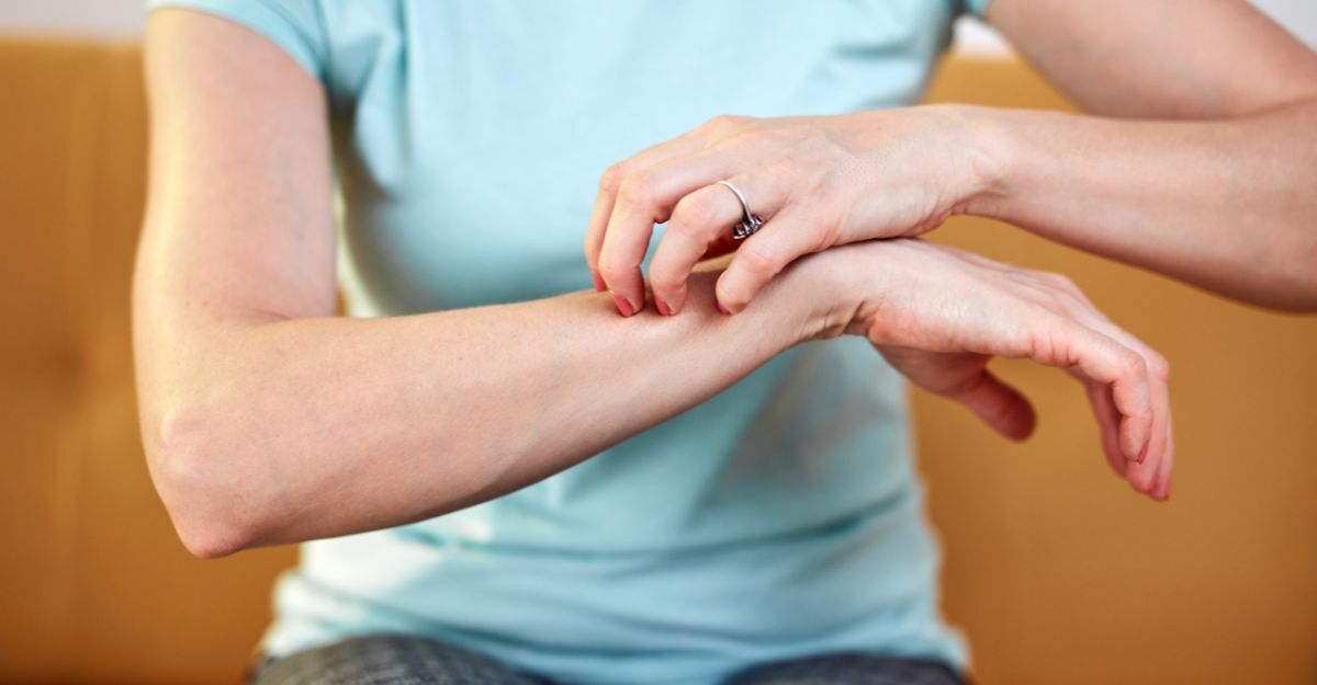 Persona che si gratta le braccia