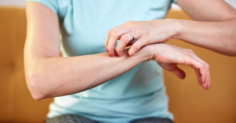 Persona che si gratta le braccia