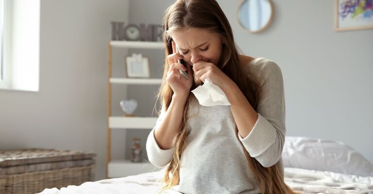 Ragazza incinta piange al telefono