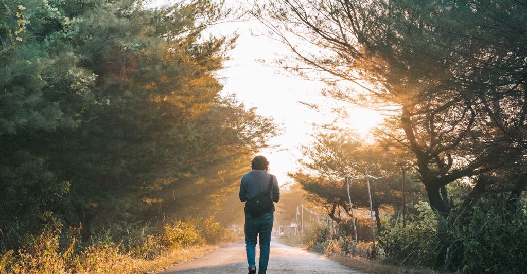 Un uomo che cammina nella natura