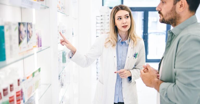 ragazzo in farmacia parla con la farmacista