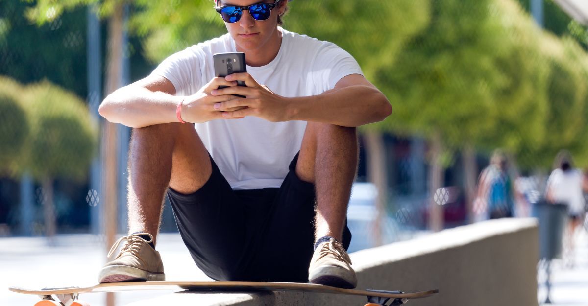Un ragazzo al telefono