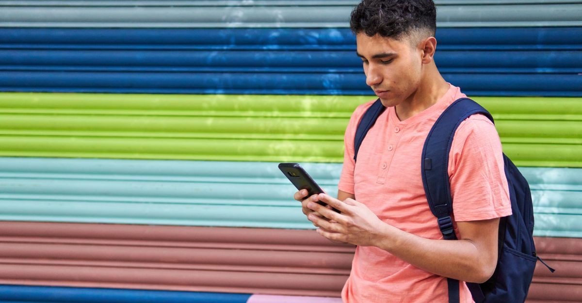 Un ragazzo al cellulare