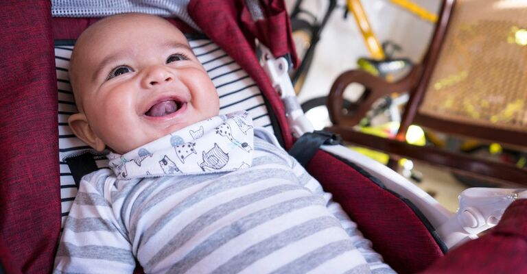 Neonato che sorride nel passeggino