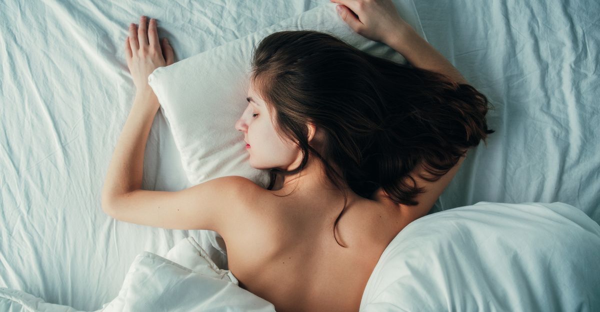 Una ragazza che dorme nuda prona