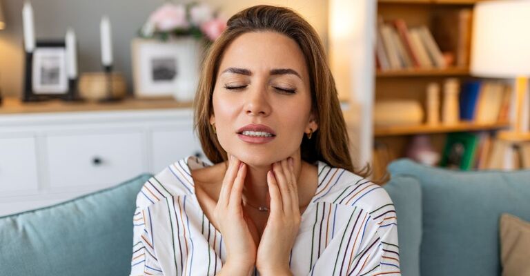 ragazza ha dolore al palato