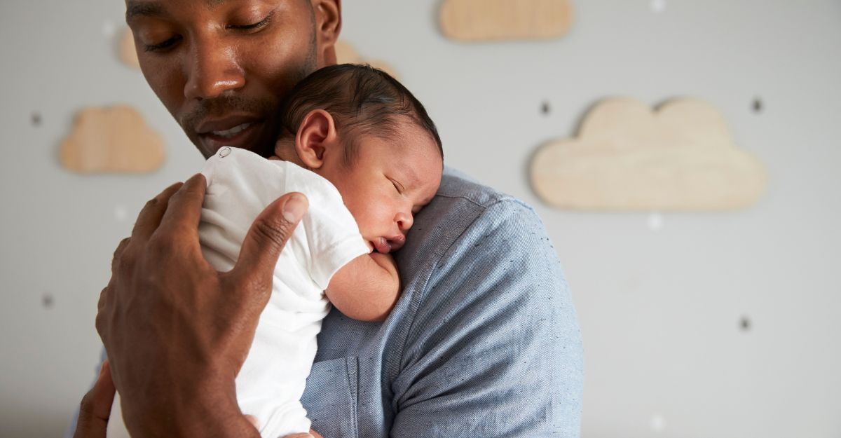 Un bambino accudito dal padre