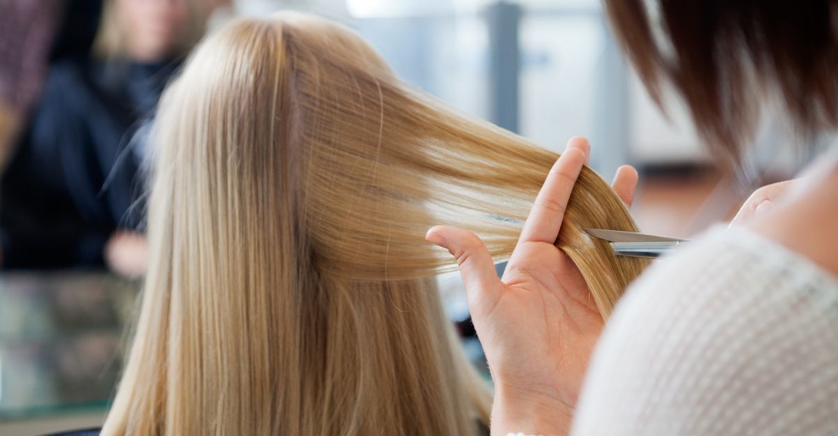 Parrucchiera taglia i capelli a una cliente
